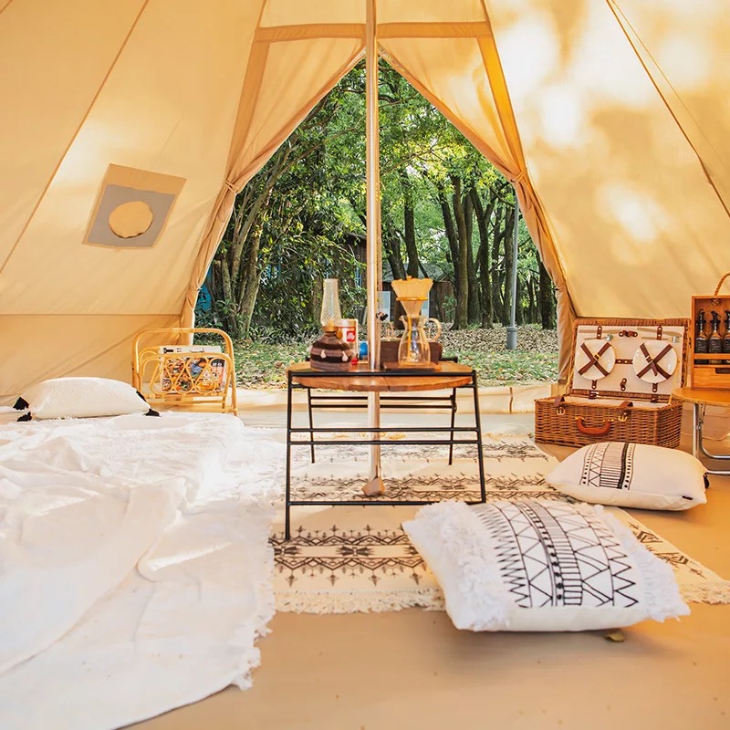 Nếu bạn muốn có một chuyến cắm trại dễ chịu hơn mà vẫn đầy đủ tiện nghi thì lều cắm trại glamping là lựa chọn tuyệt vời. Với lều này, bạn sẽ có thêm phần sang trọng và thoải mái hơn, với đầy đủ tiện nghi cần thiết để thưởng thức kỳ nghỉ của mình.