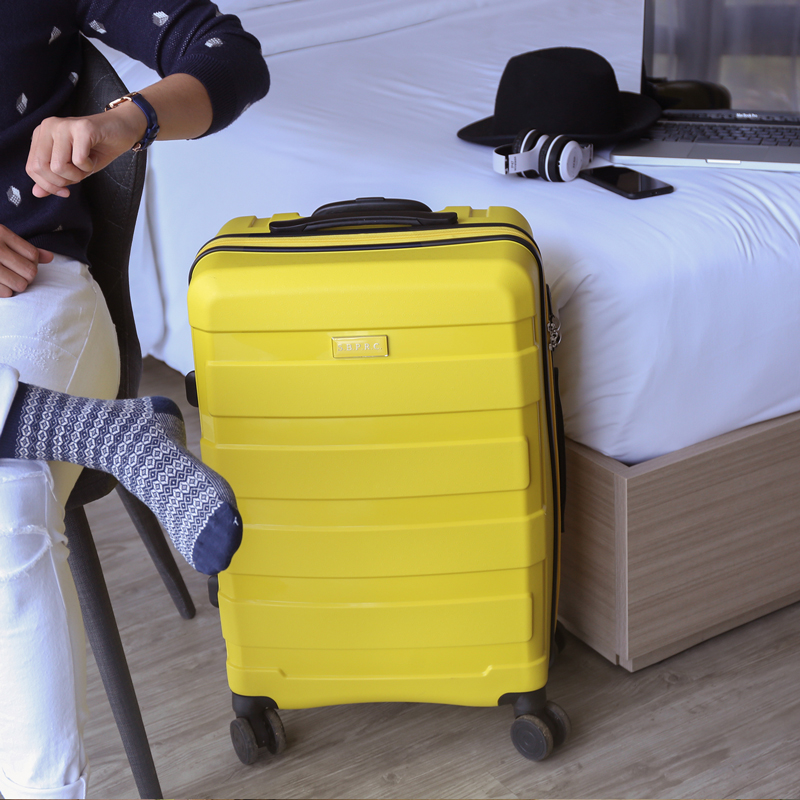 Chia sẻ những hình ảnh kéo vali đi du lịch tuyệt đẹp và thú vị nhất